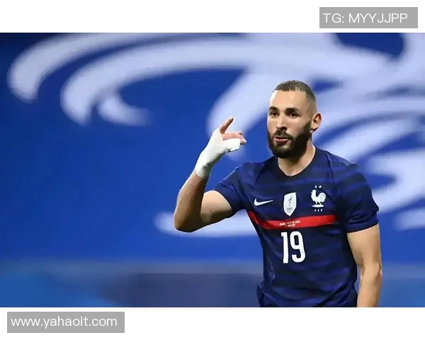 白色球服下的足球明星们如何在绿茵场上书写传奇与荣耀 白色球服下的足球明星们如何在绿茵场上书写传奇与荣耀